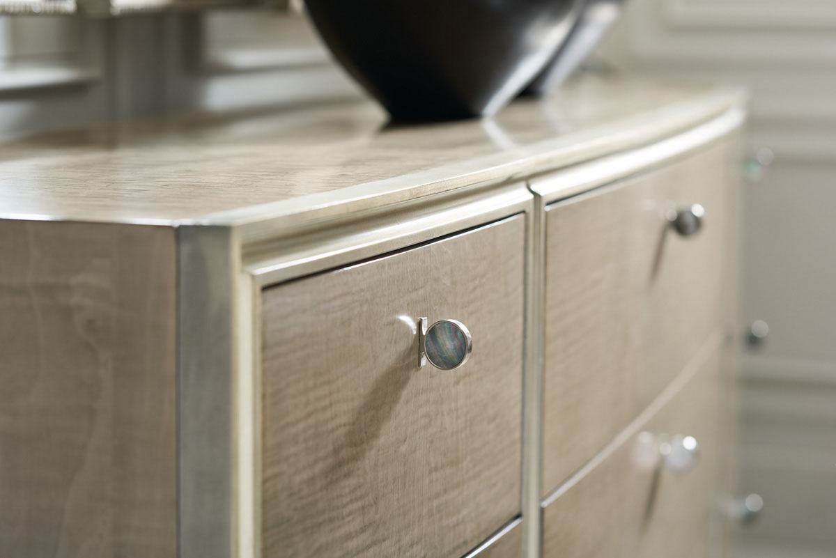 Photo The dresser Made to Shine