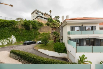Moradia T3 Renovada em Condomínio com Piscina – Monte Estoril