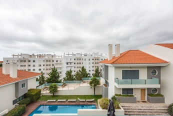 Moradia T3 Renovada em Condomínio com Piscina – Monte Estoril