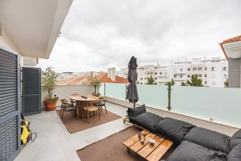 Moradia T3 Renovada em Condomínio com Piscina – Monte Estoril