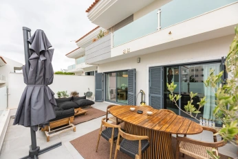 Moradia T3 Renovada em Condomínio com Piscina – Monte Estoril