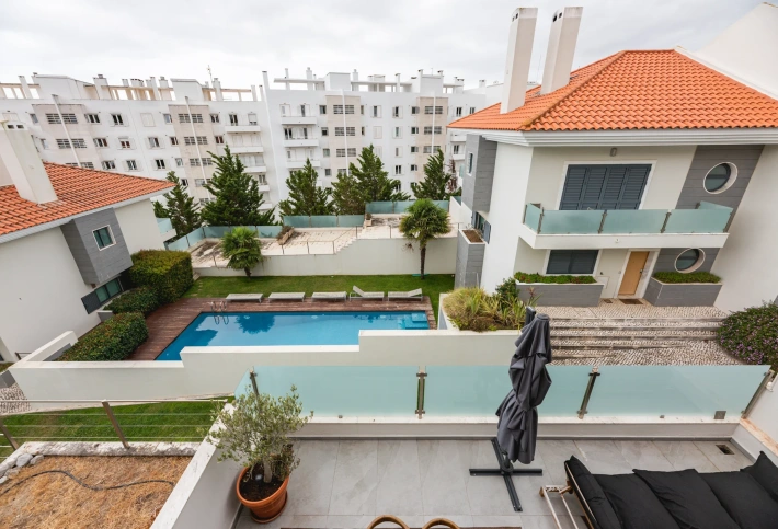 Moradia T3 Renovada em Condomínio com Piscina – Monte Estoril