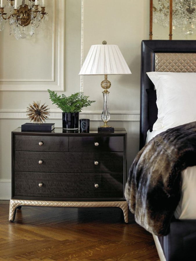 Photo The Aristocrat bedside table