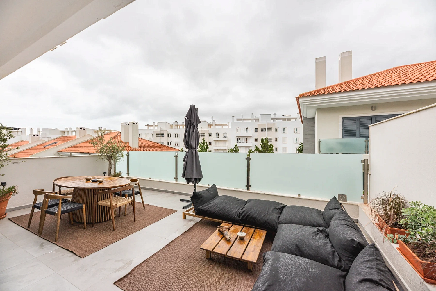 Moradia T3 Renovada em Condomínio com Piscina – Monte Estoril