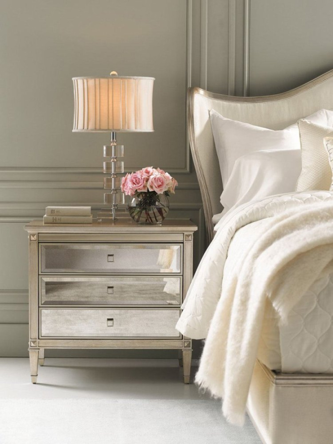 Photo The bedside table A Classic Beauty