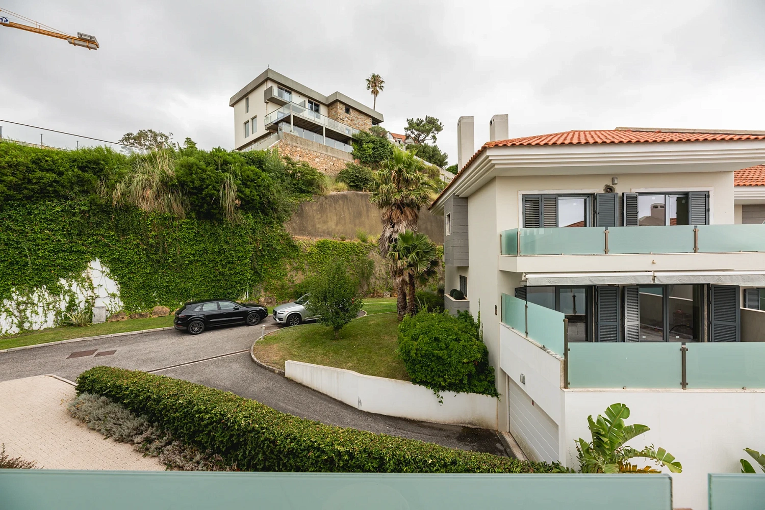 Moradia T3 Renovada em Condomínio com Piscina – Monte Estoril