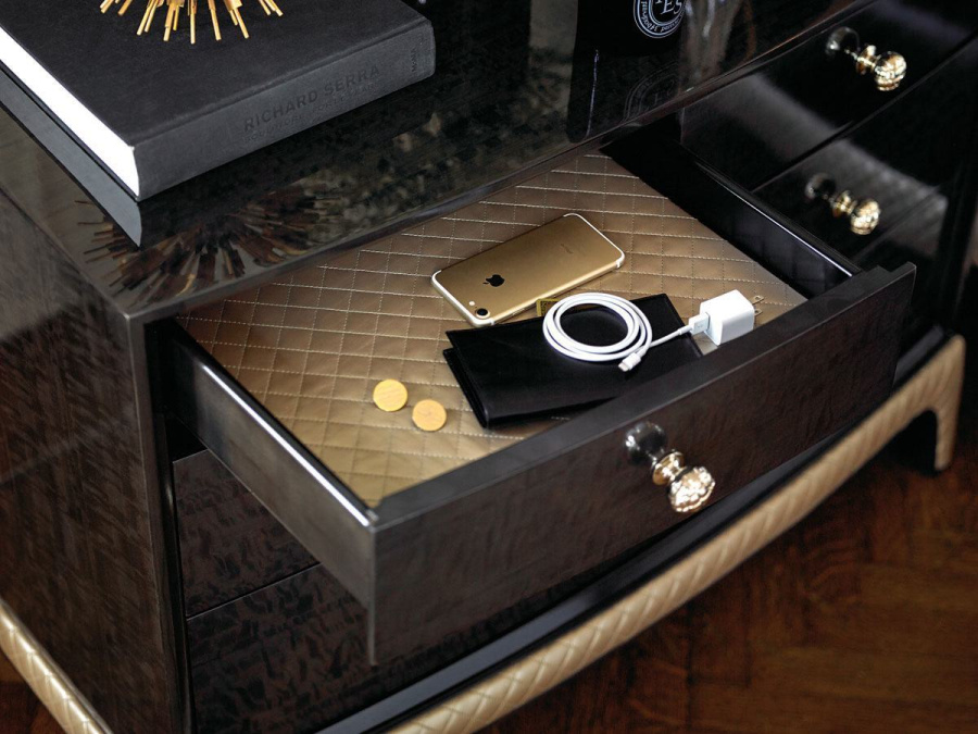 Photo The Aristocrat bedside table