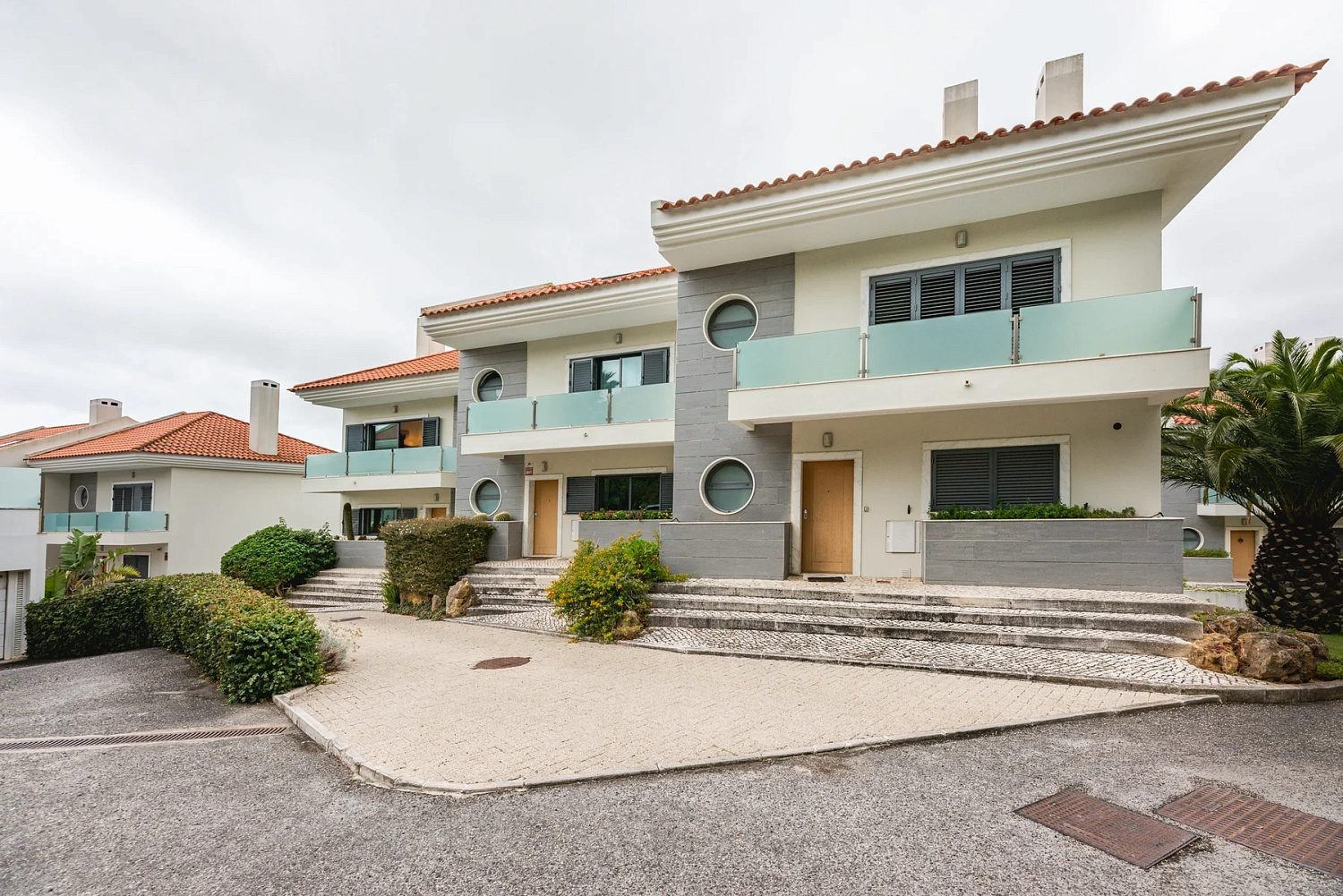Photo Moradia T3 Renovada em Condomínio com Piscina – Monte Estoril