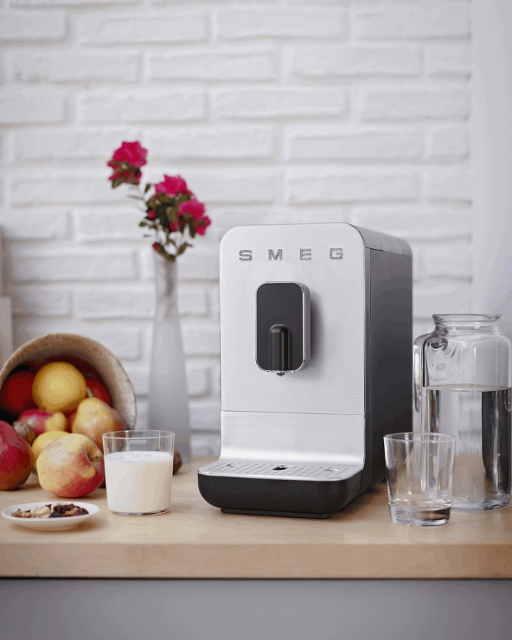 Photo Coffee machine Smeg BCC01BLMEU