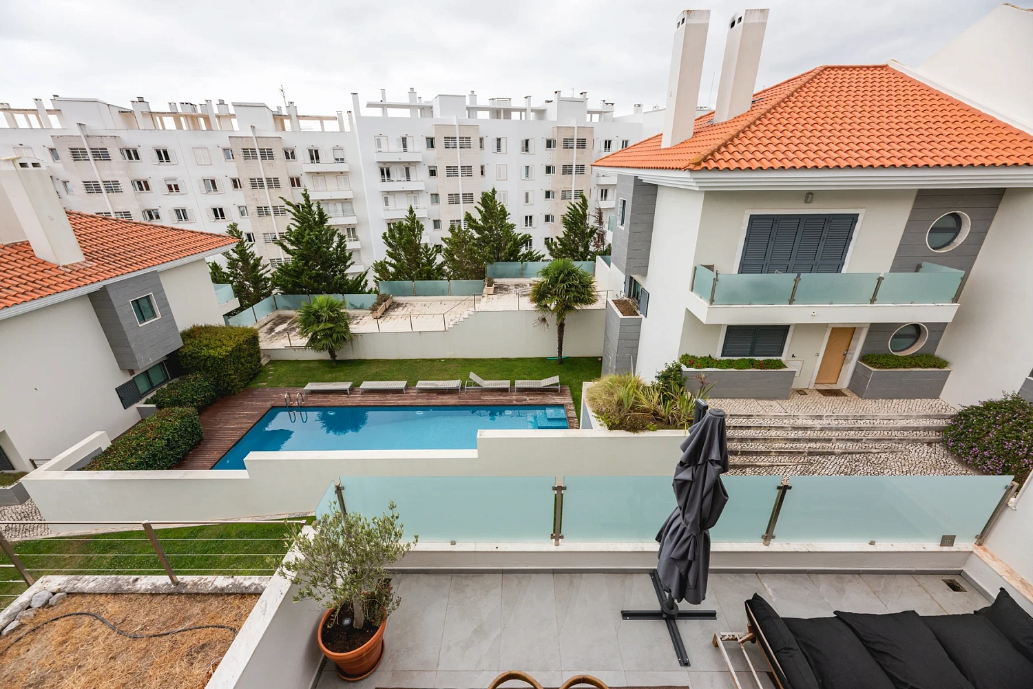 Moradia T3 Renovada em Condomínio com Piscina – Monte Estoril