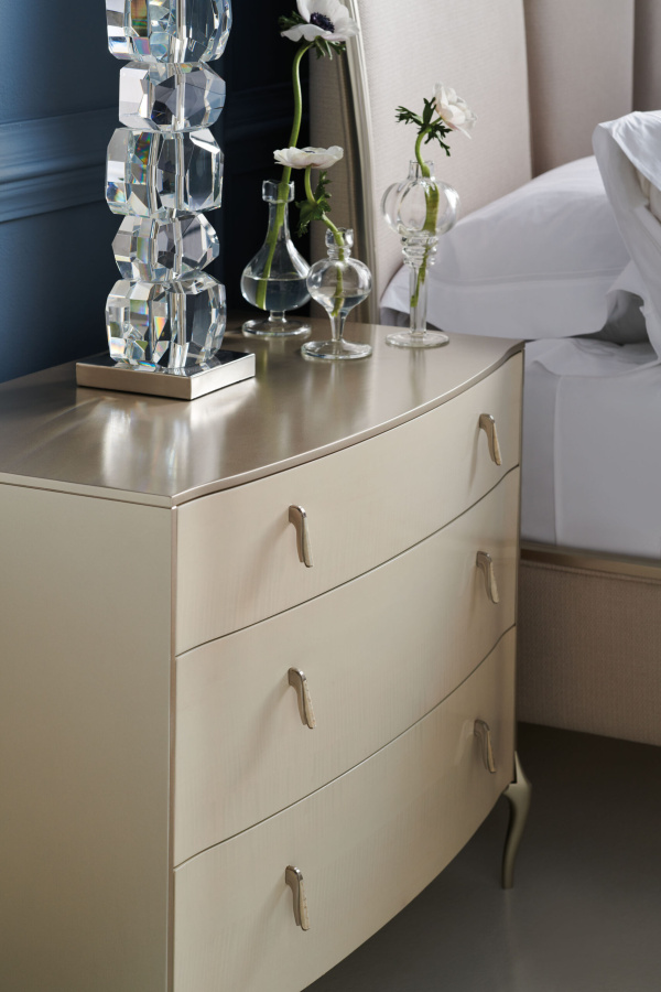 Photo Good impression dresser