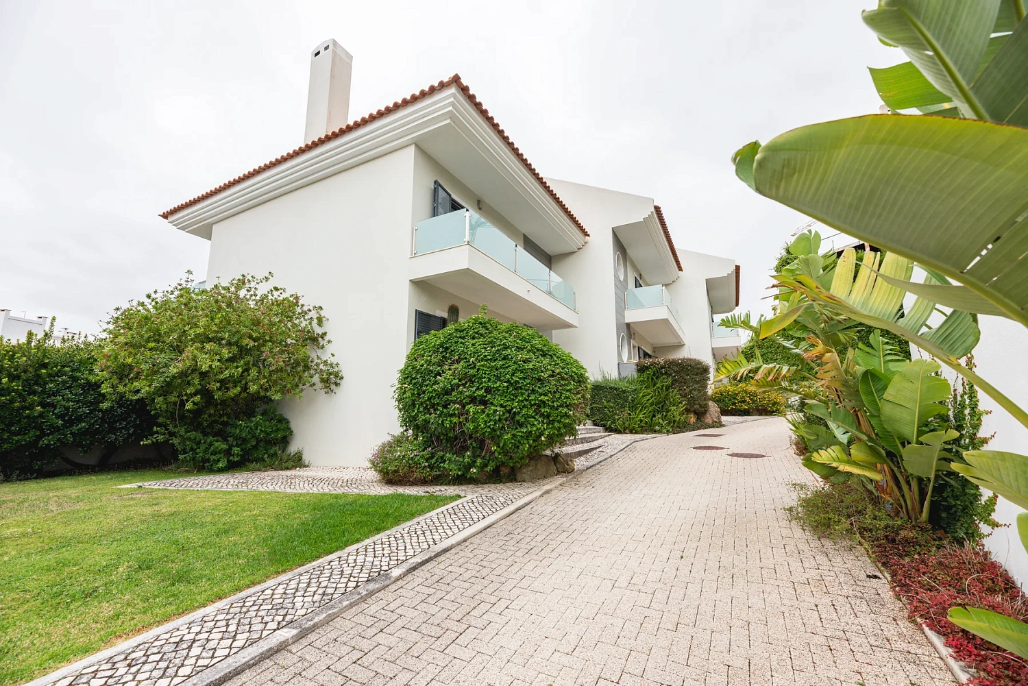 Moradia T3 Renovada em Condomínio com Piscina – Monte Estoril