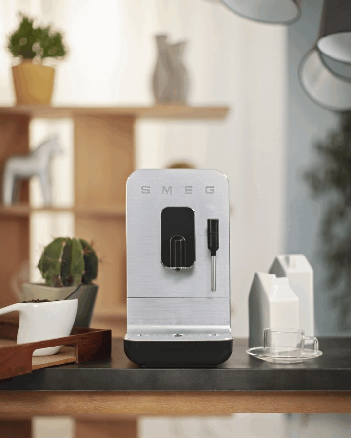 Photo Coffee machine Smeg BCC02BLMEU