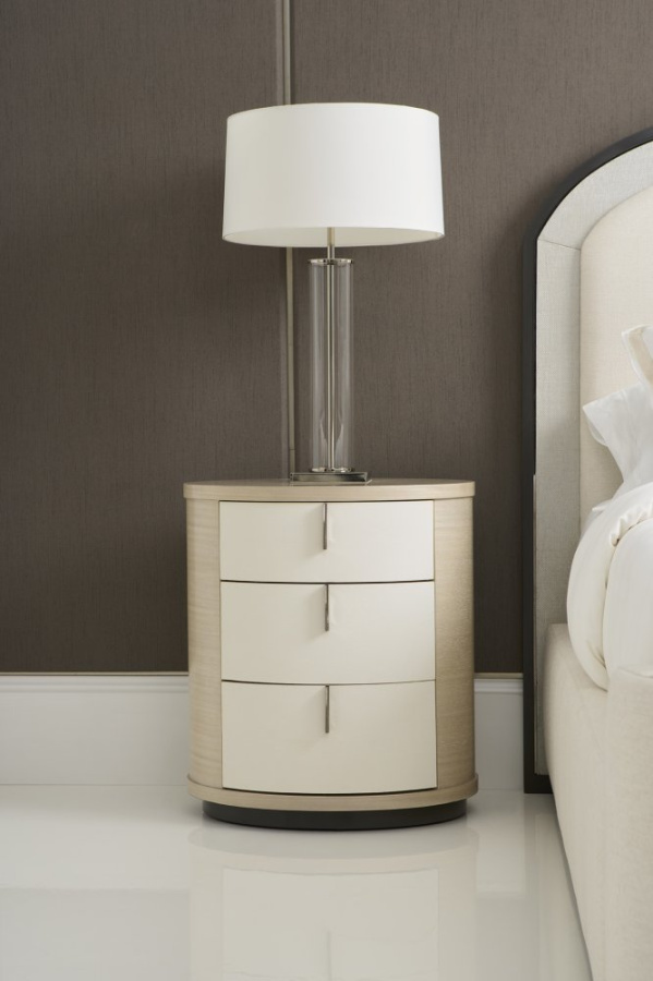 Photo Wandering bedside table