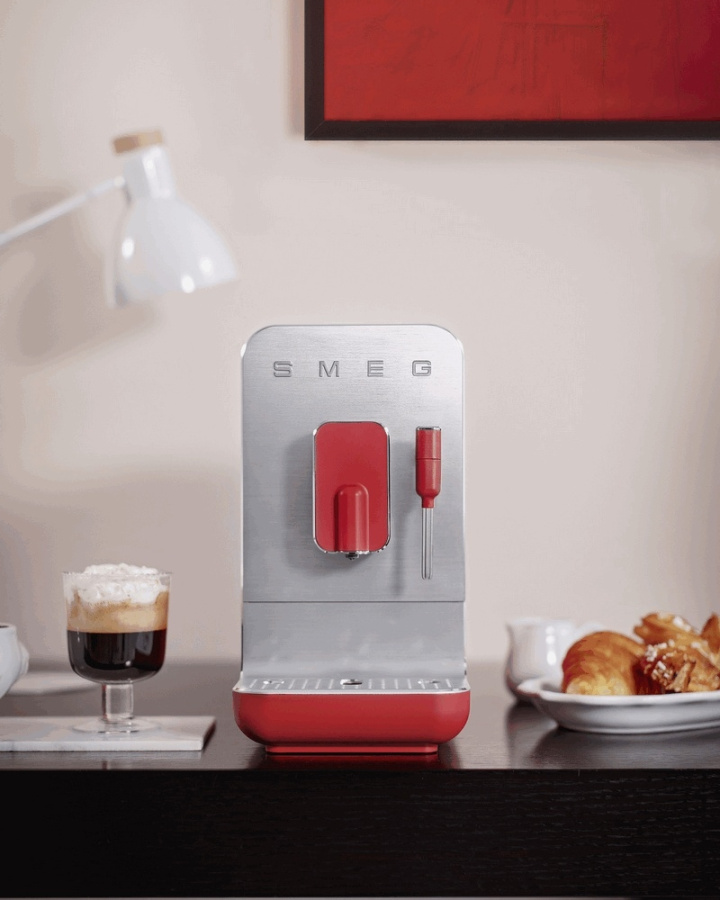 Photo Coffee machine Smeg BCC02RDMEU