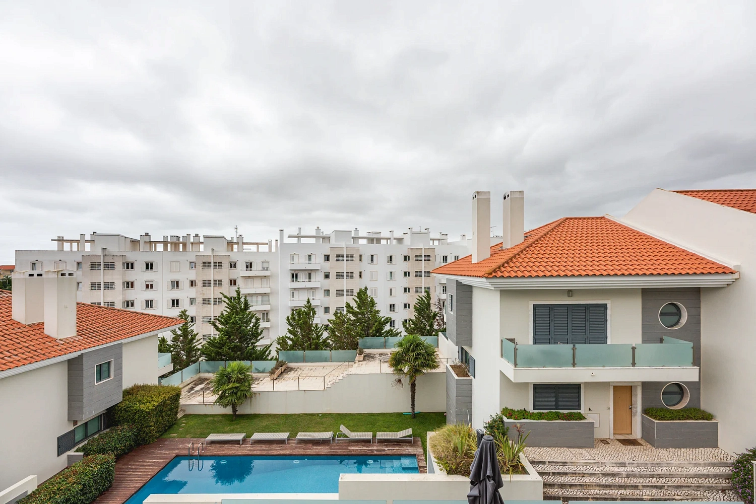 Moradia T3 Renovada em Condomínio com Piscina – Monte Estoril