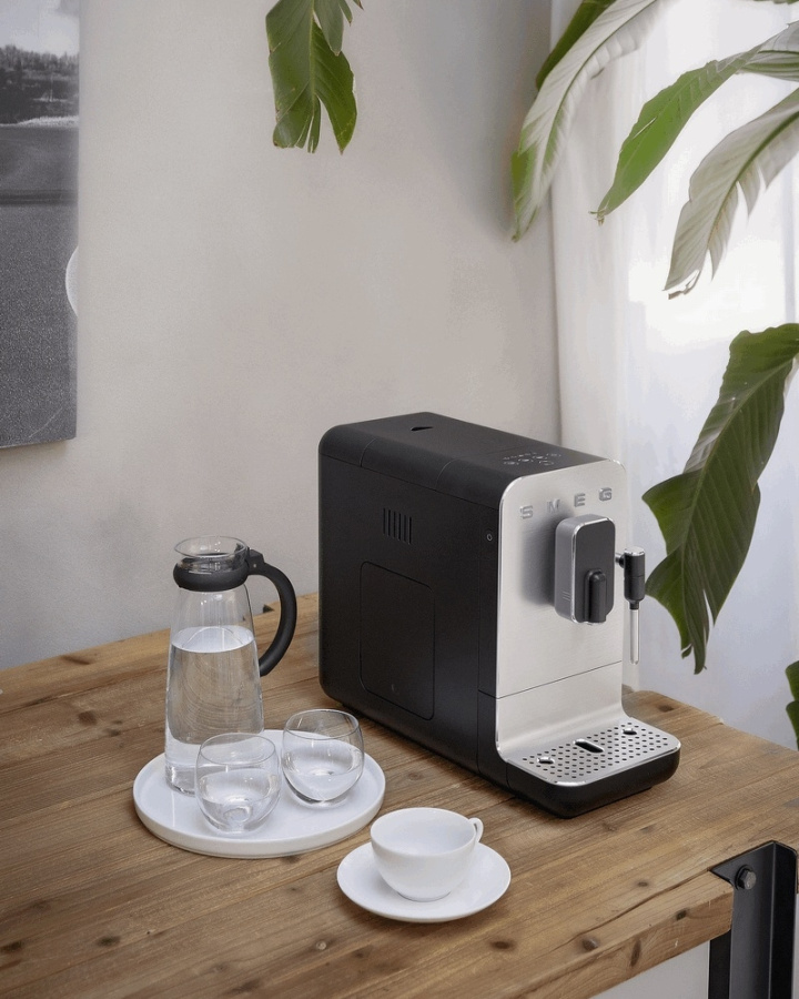 Photo Coffee machine Smeg BCC02BLMEU